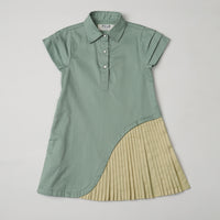 Pleated dress with collar