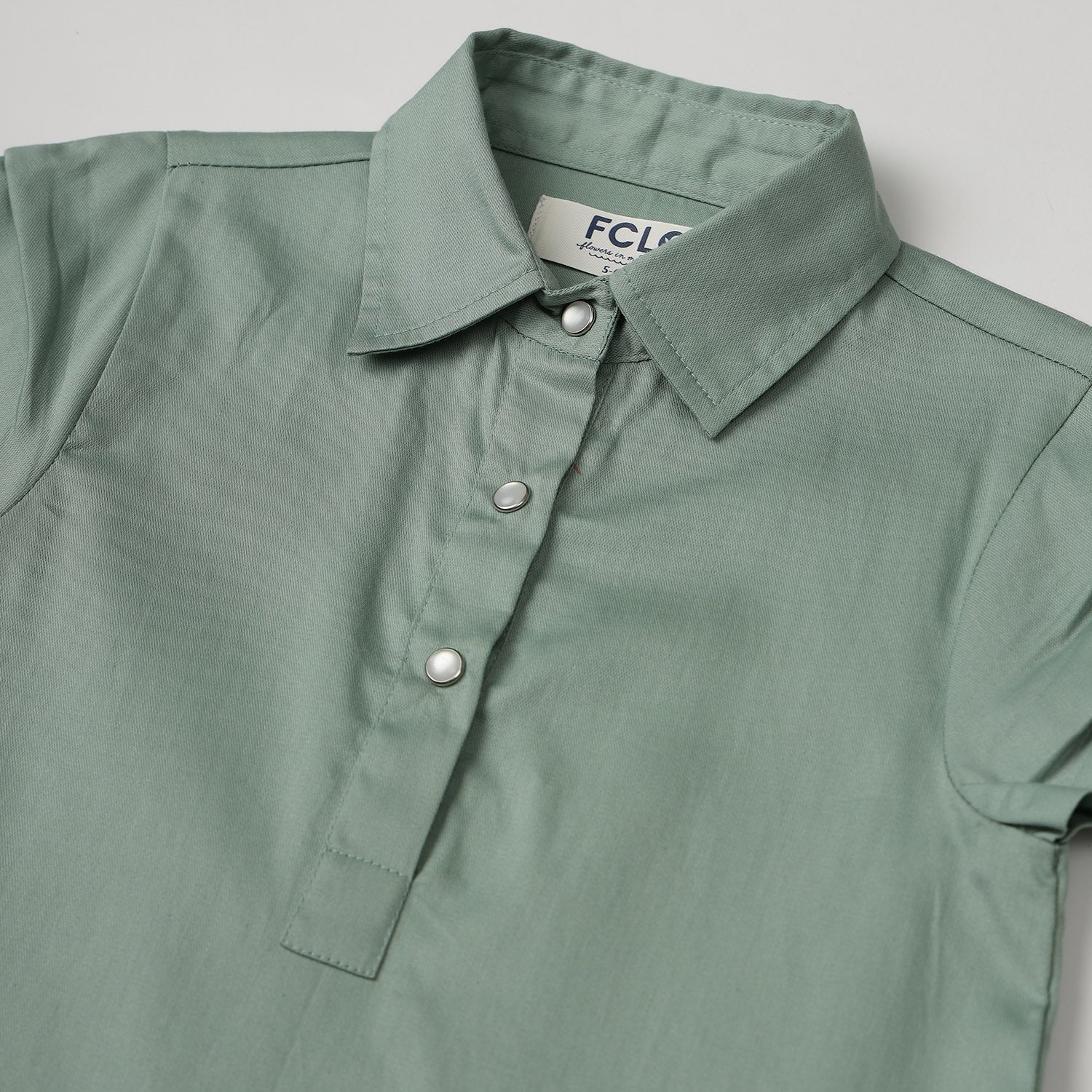 Pleated dress with collar