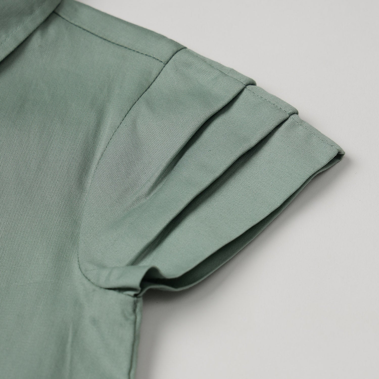 Pleated dress with collar