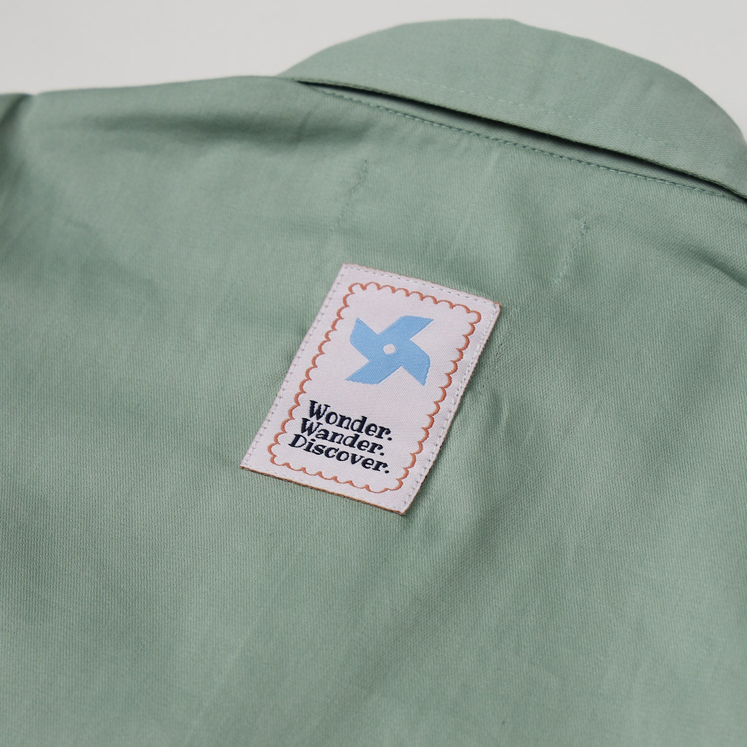 Pleated dress with collar