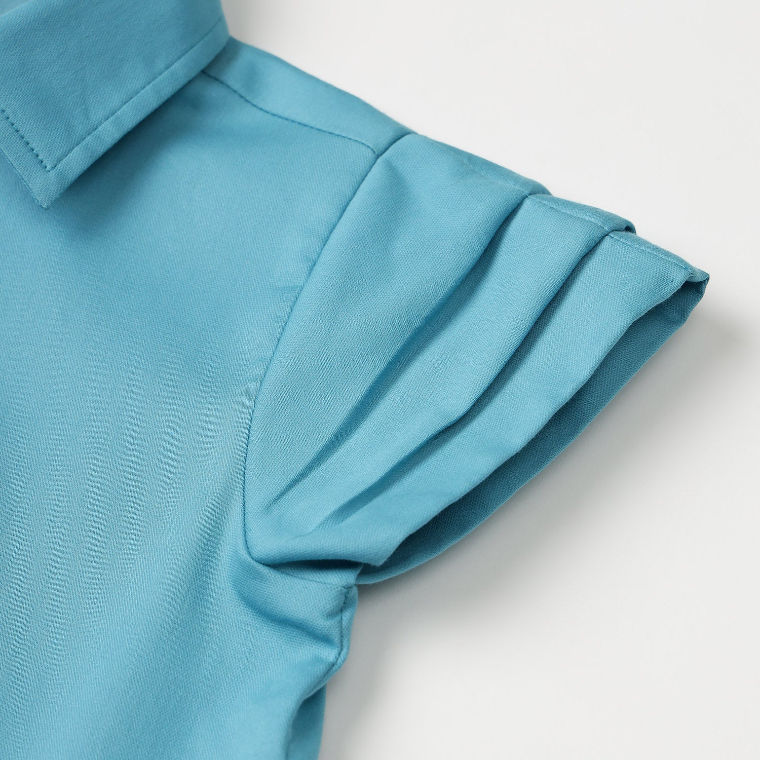 Pleated dress with collar