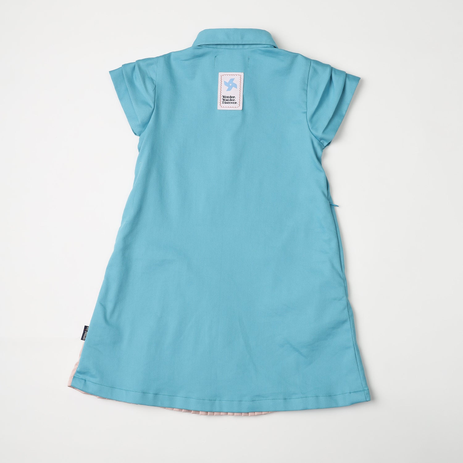 Pleated dress with collar